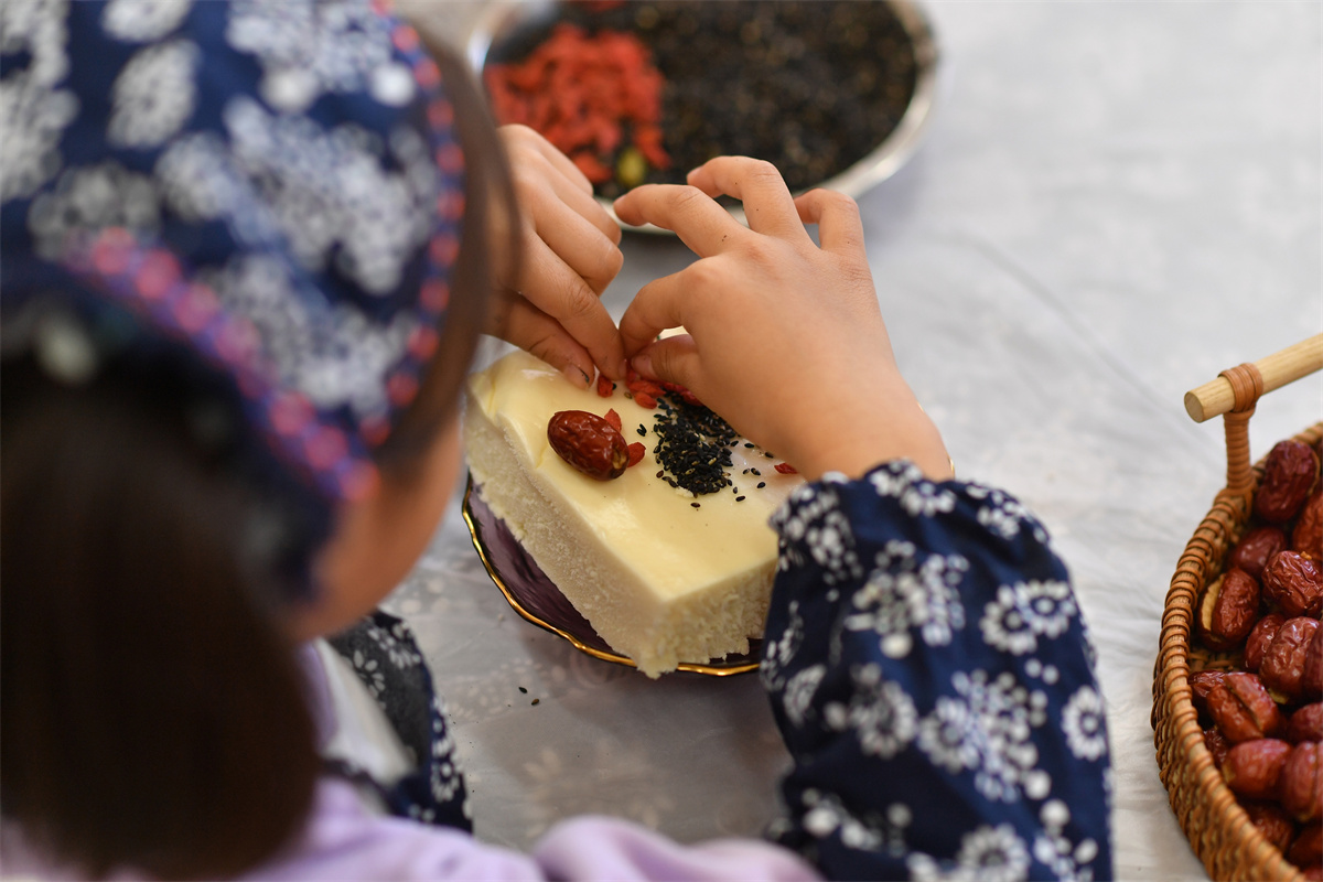 2025年10月29日，在山東省青島市城陽區(qū)棘洪灘街道中心幼兒園開展的重陽傳統(tǒng)文化體驗活動上，小朋友在學做重陽糕。王海濱攝