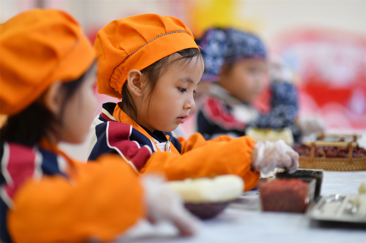 2025年10月29日，在山東省青島市城陽區(qū)棘洪灘街道中心幼兒園開展的重陽傳統(tǒng)文化體驗活動上，小朋友在學做重陽糕。王海濱攝