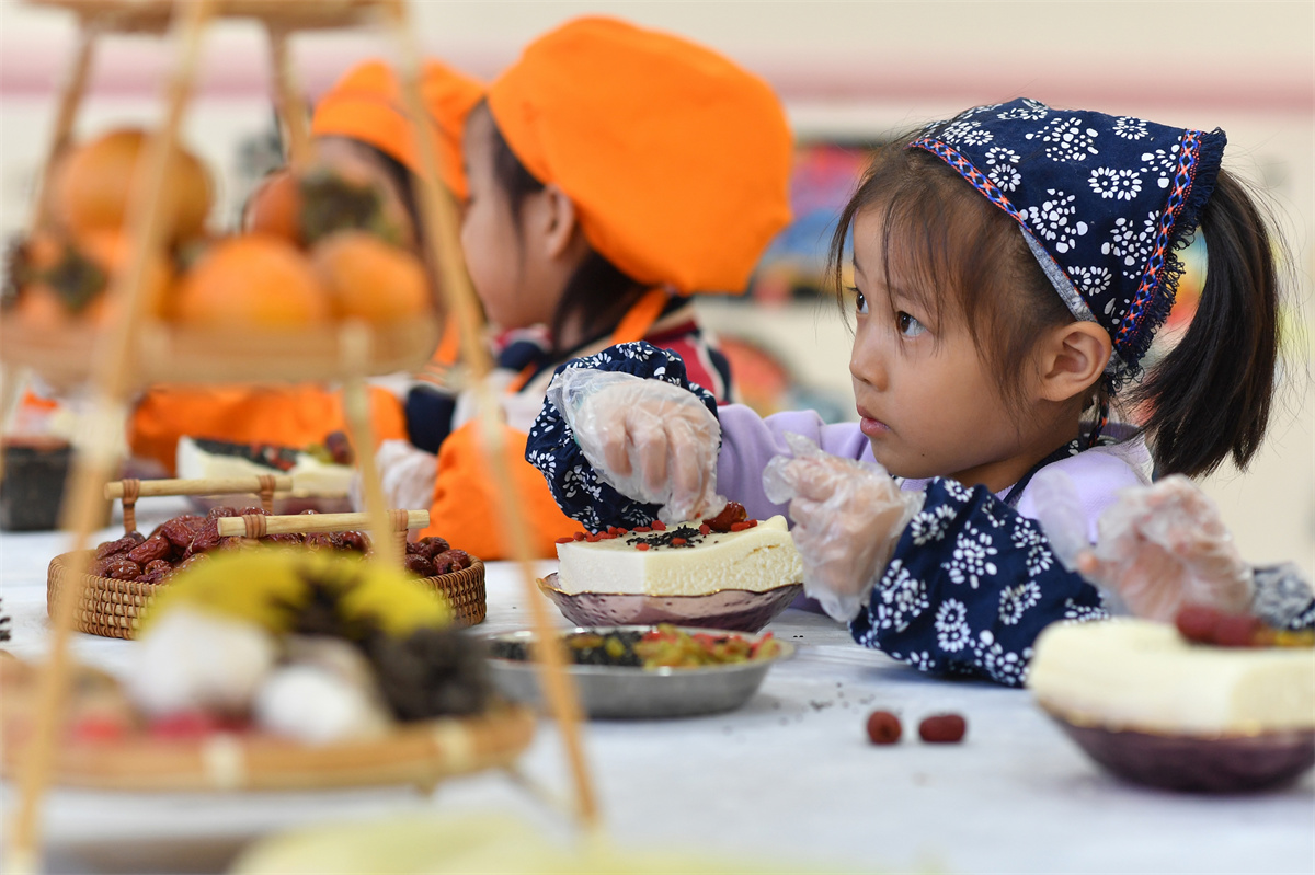 2025年10月29日，在山東省青島市城陽區(qū)棘洪灘街道中心幼兒園開展的重陽傳統(tǒng)文化體驗活動上，小朋友在學做重陽糕。王海濱攝