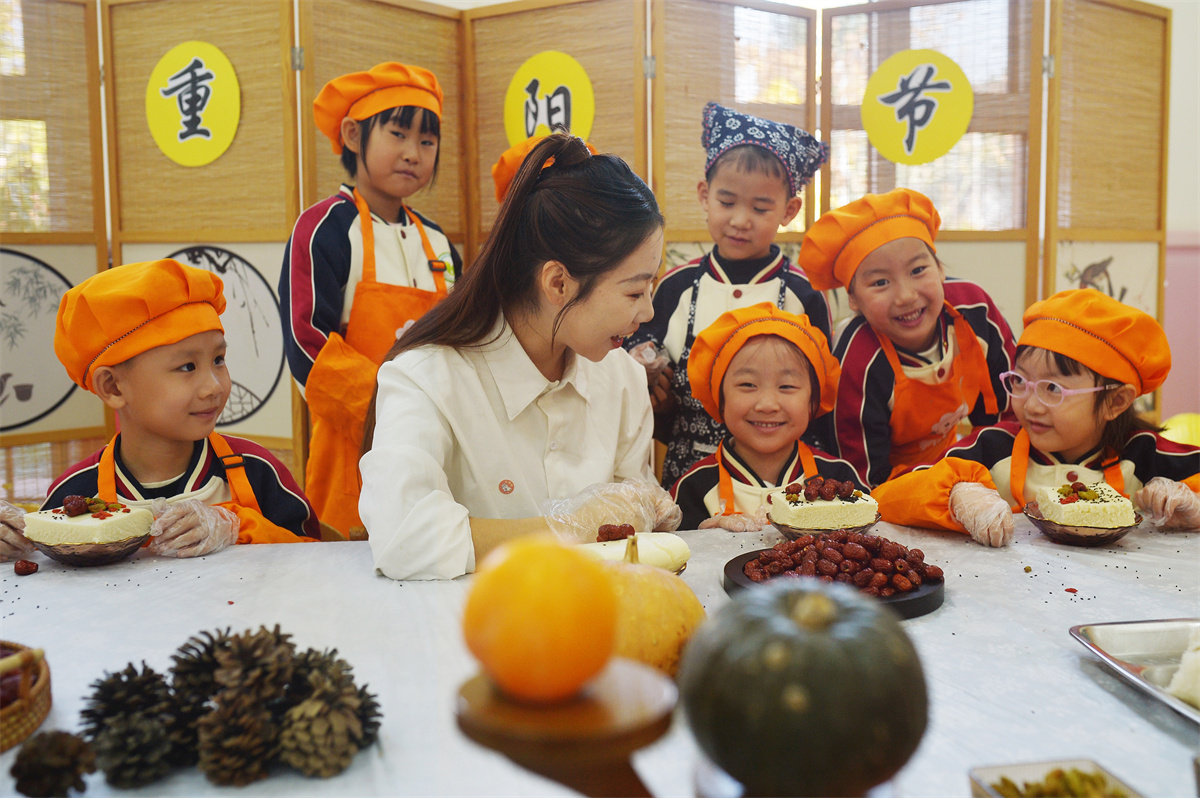 2025年10月29日，在山東省青島市城陽區(qū)棘洪灘街道中心幼兒園開展的重陽傳統(tǒng)文化體驗活動上，老師為小朋友講解重陽糕制作步驟。王海濱攝