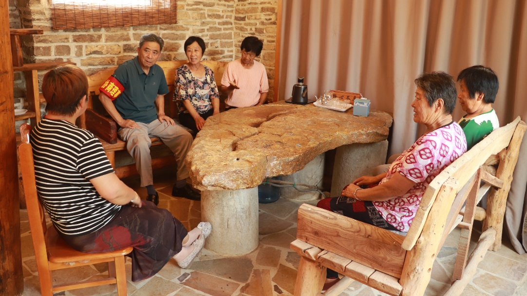 2025年7月，玫瑰鎮(zhèn)北石硤村協(xié)商驛站內(nèi)，協(xié)商理事與議事群眾共同開展“微議事”活動(dòng)。