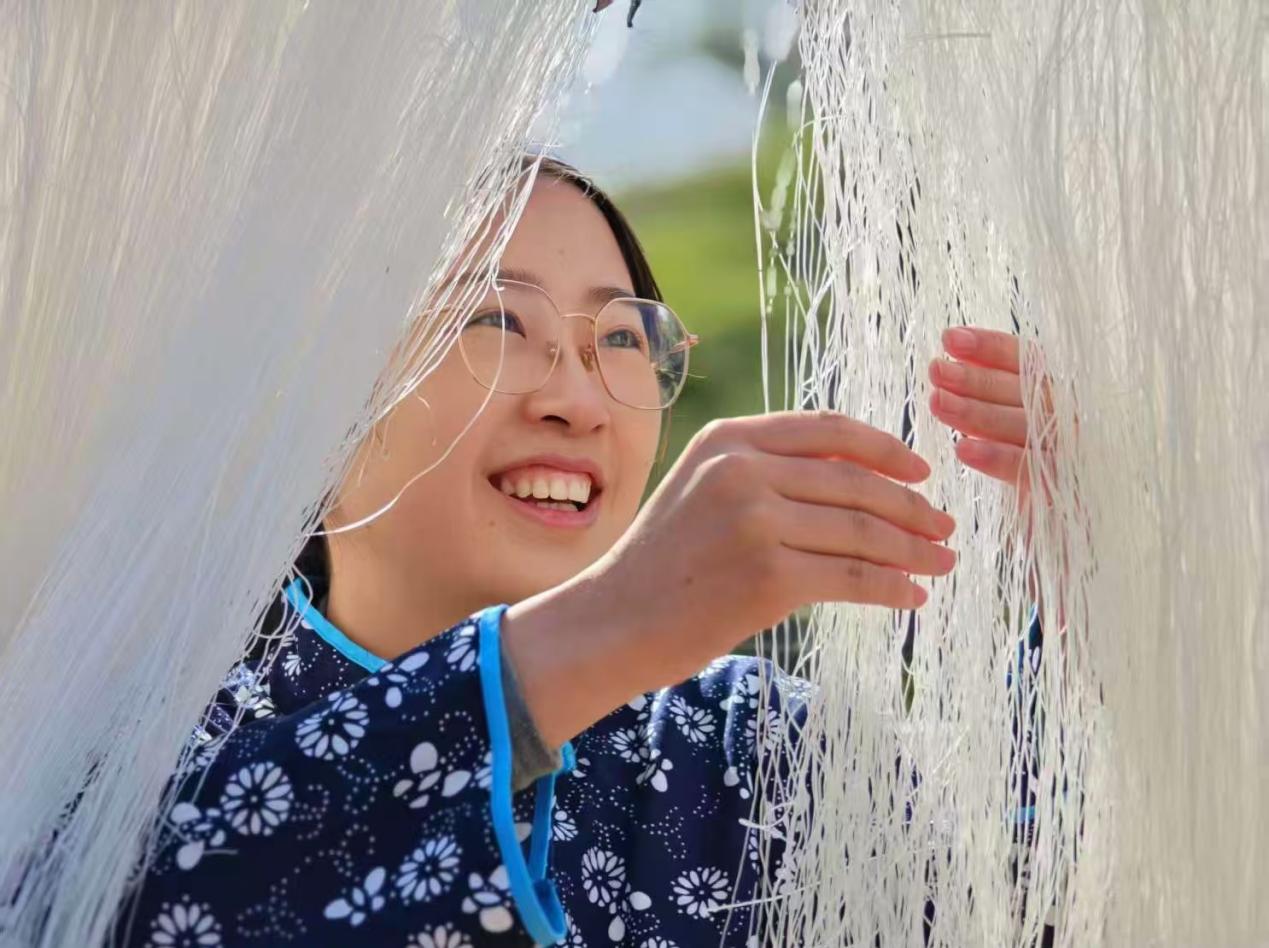 工人正在曬場(chǎng)上晾曬粉絲。周揚(yáng)攝