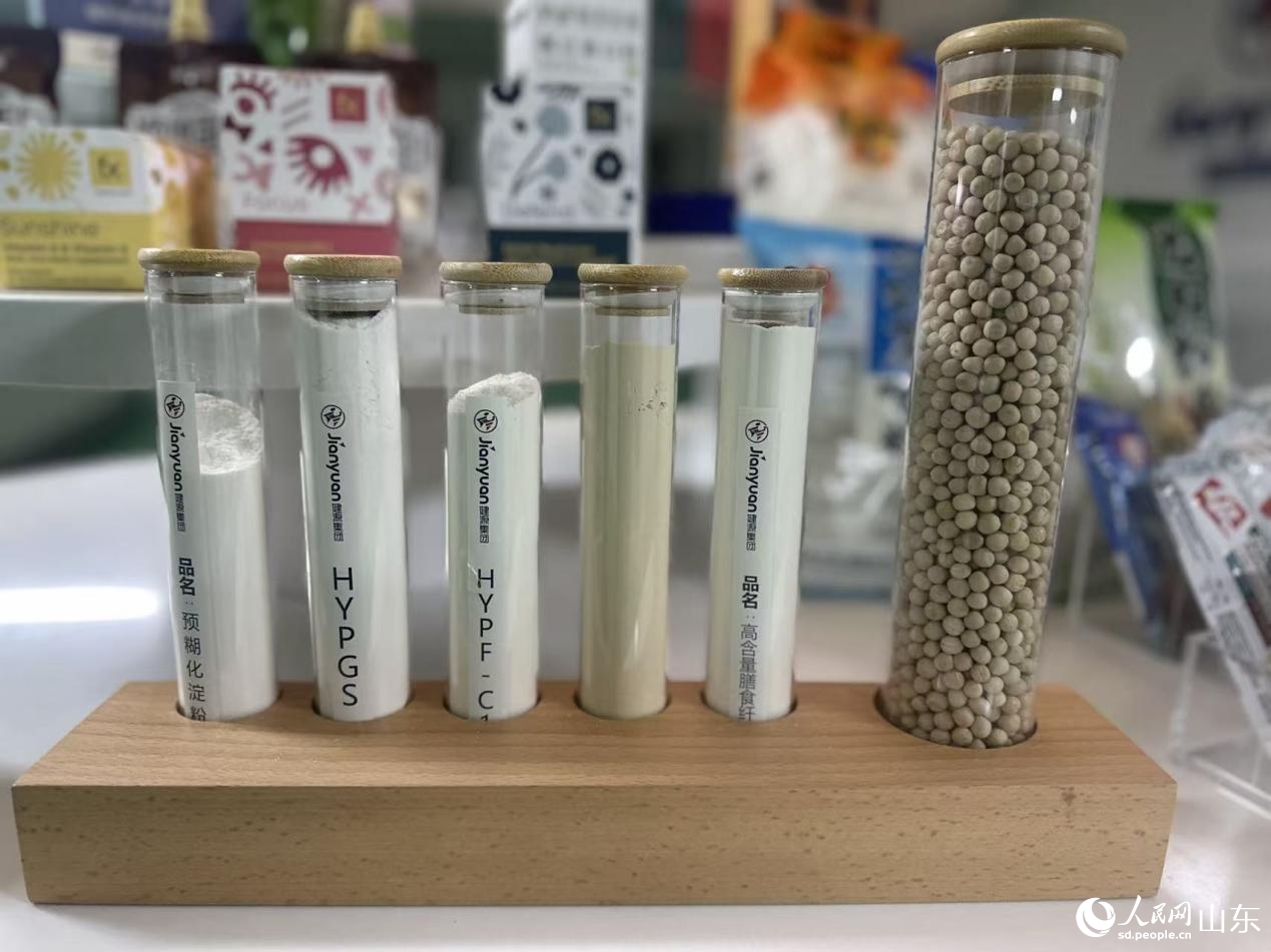 山東健源生物工程股份有限公司從豌豆中提取出的蛋白肽、膳食纖維等。人民網(wǎng) 喬姝攝