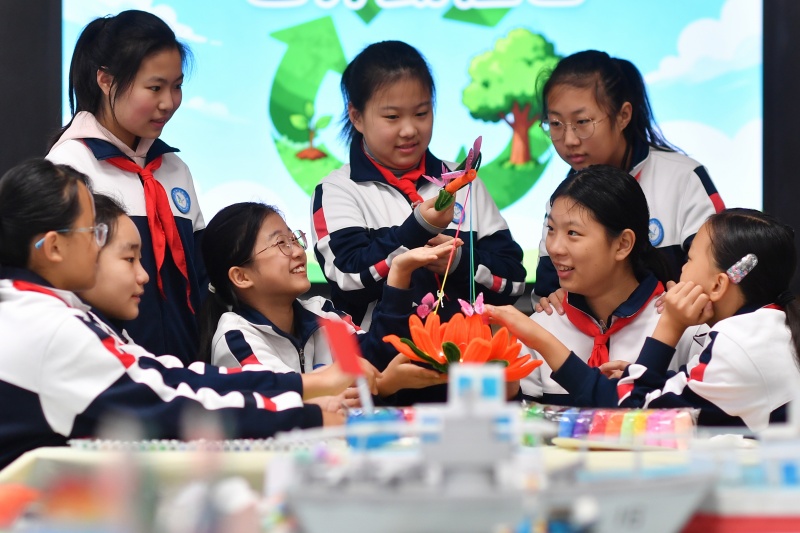 2025年10月31日，在山東省青島市市北區(qū)鄭州路小學(xué)開展的“變廢為寶倡節(jié)約”主題活動上，學(xué)生們展示利用廢舊材料制作的蓮花燈。