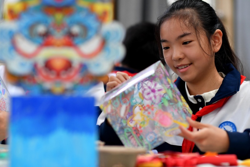 學(xué)生在利用蛋糕盒制作工藝擺件。