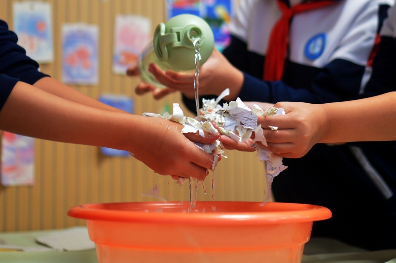 學(xué)生們在進(jìn)行再生紙制作。