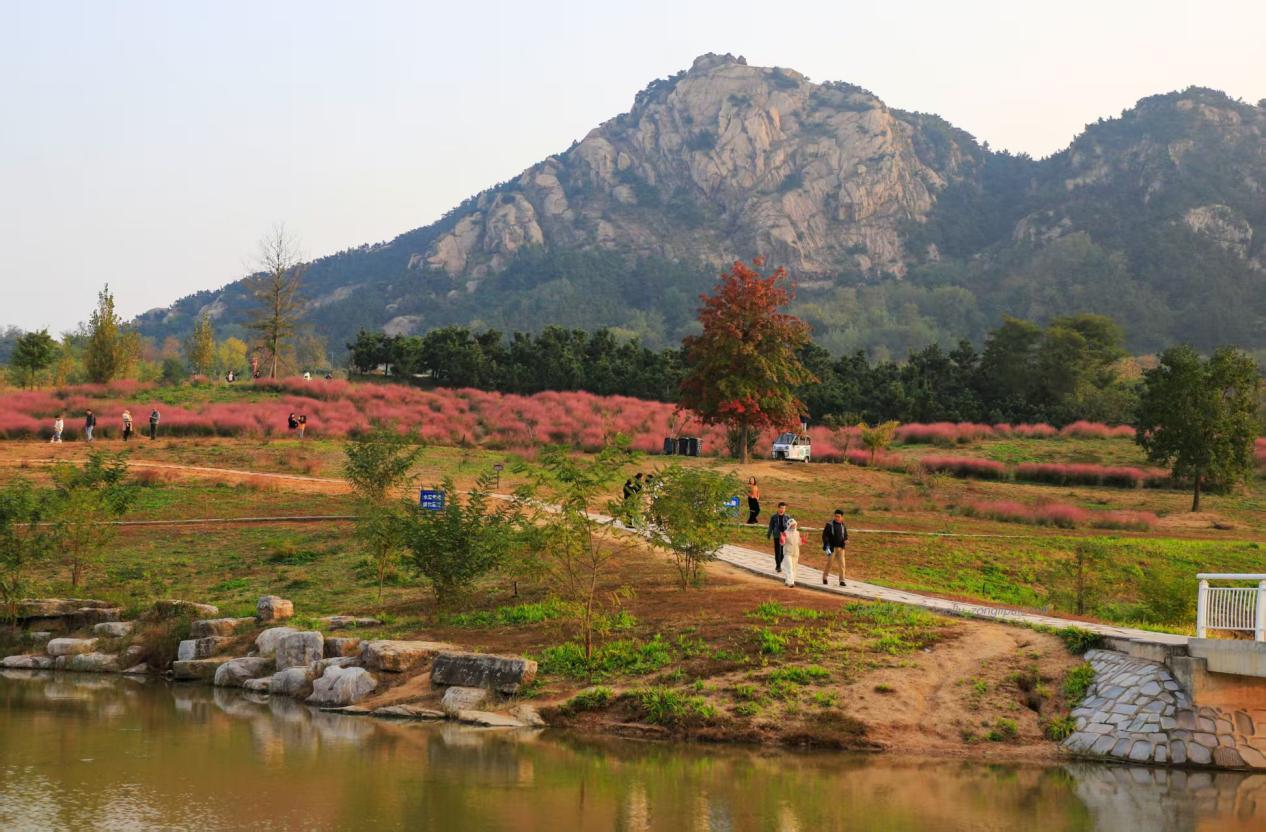 遠(yuǎn)處層林盡染，正是出游賞景的好時節(jié)。劉宗麗 攝