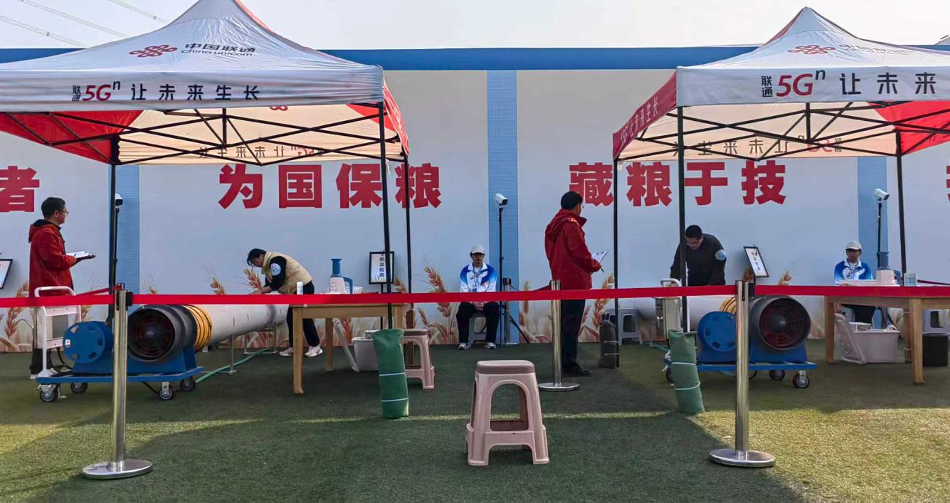 魯糧集團(tuán)張瑞迪、青島國信李佳洋在糧油保管職工組競賽現(xiàn)場