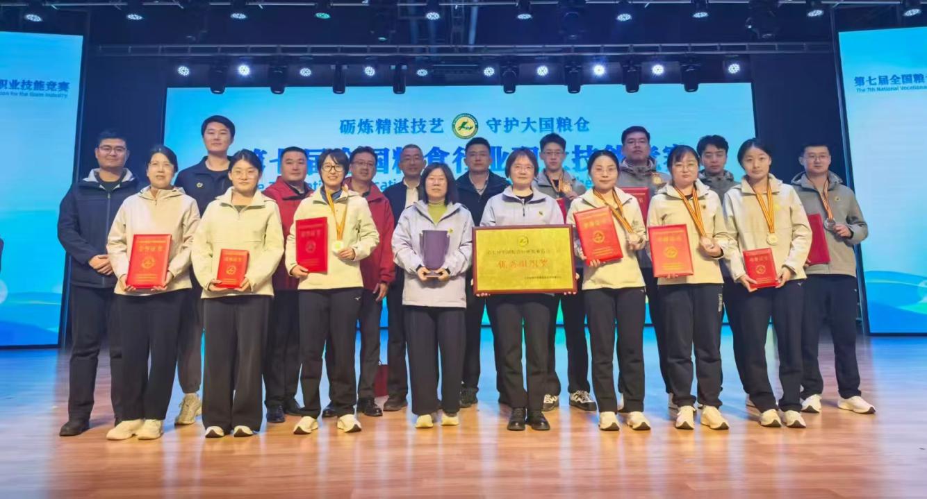 我省獲優(yōu)秀組織獎(jiǎng)，參賽選手和裁判員、教練員合影留念