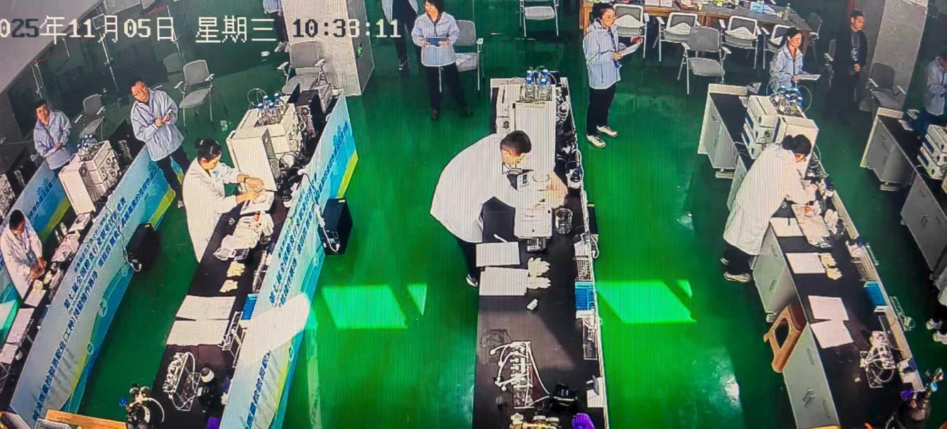 省糧油檢測中心董斌（右二）參加質(zhì)檢項(xiàng)目實(shí)操的實(shí)時(shí)監(jiān)控畫面