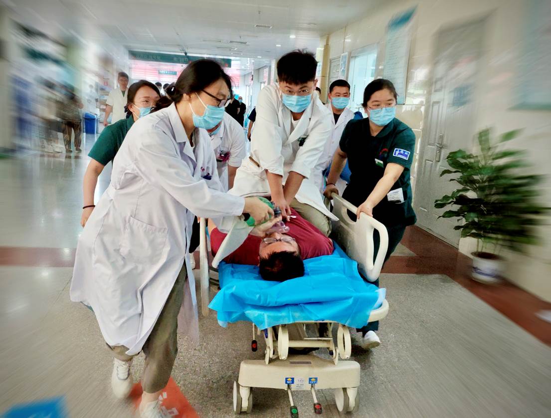 綠色通道迅速將危重患者從基層轉(zhuǎn)運到三甲醫(yī)院救治。濟南衛(wèi)健委供圖