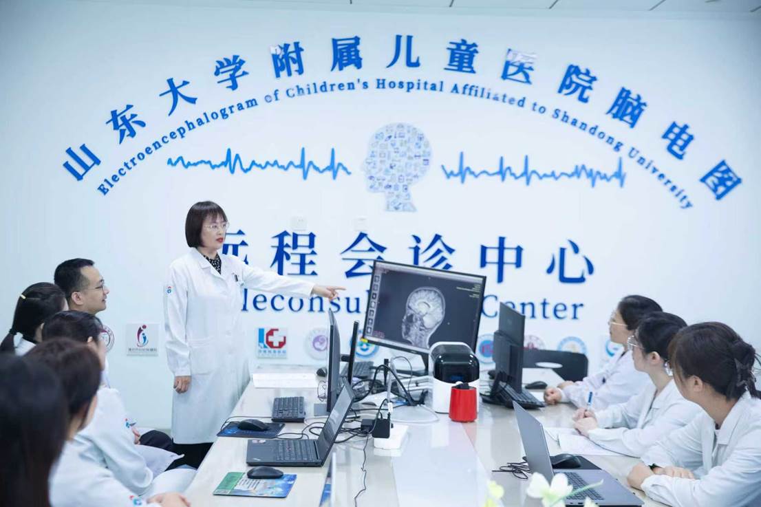 濟南市兒童醫(yī)院腦電圖遠程會診中心，專家遠程會診。濟南衛(wèi)健委供圖