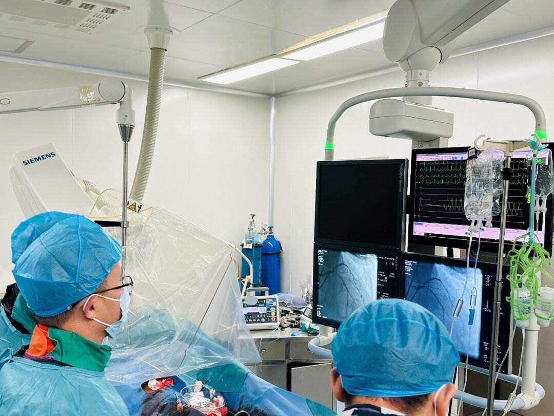 濟南市市中區(qū)人民醫(yī)院心內(nèi)科醫(yī)生在山東省立醫(yī)院醫(yī)生指導(dǎo)下，為患者實施冠脈介入手術(shù)。濟南市衛(wèi)健委供圖