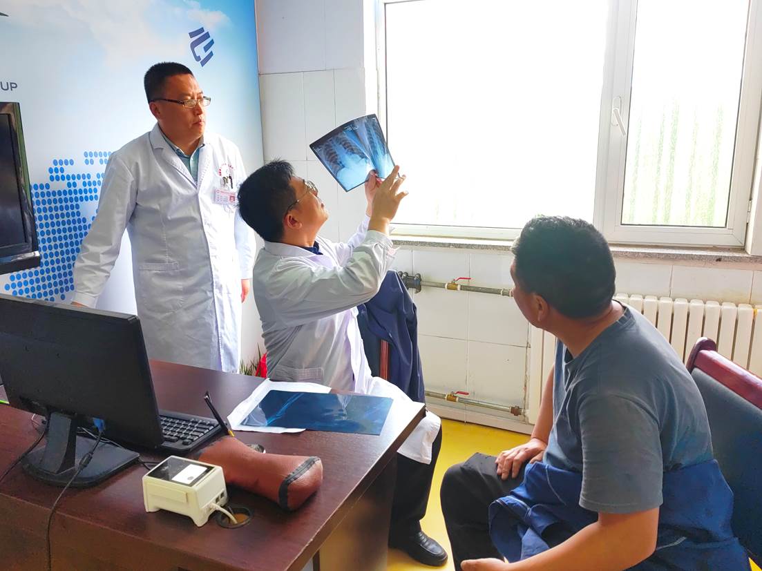 濟南市第四人民醫(yī)院骨科醫(yī)生韓建龍在基層坐診。濟南市衛(wèi)健委供圖
