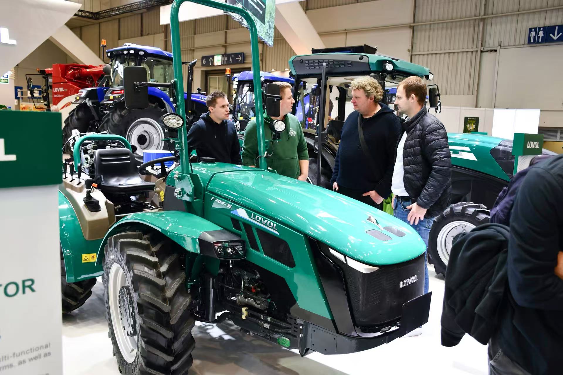 雷沃F3000折腰轉(zhuǎn)向拖拉機(jī)