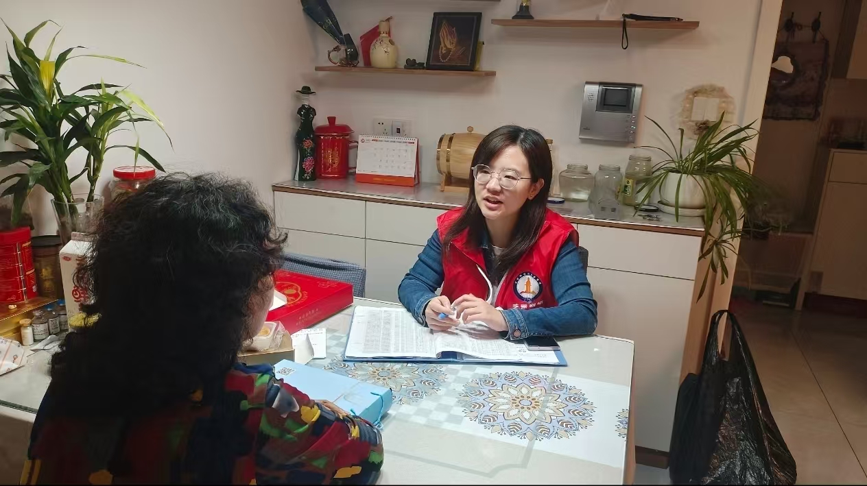 網(wǎng)格員深入居民家中開展入戶走訪，了解居民急難愁盼問題。
