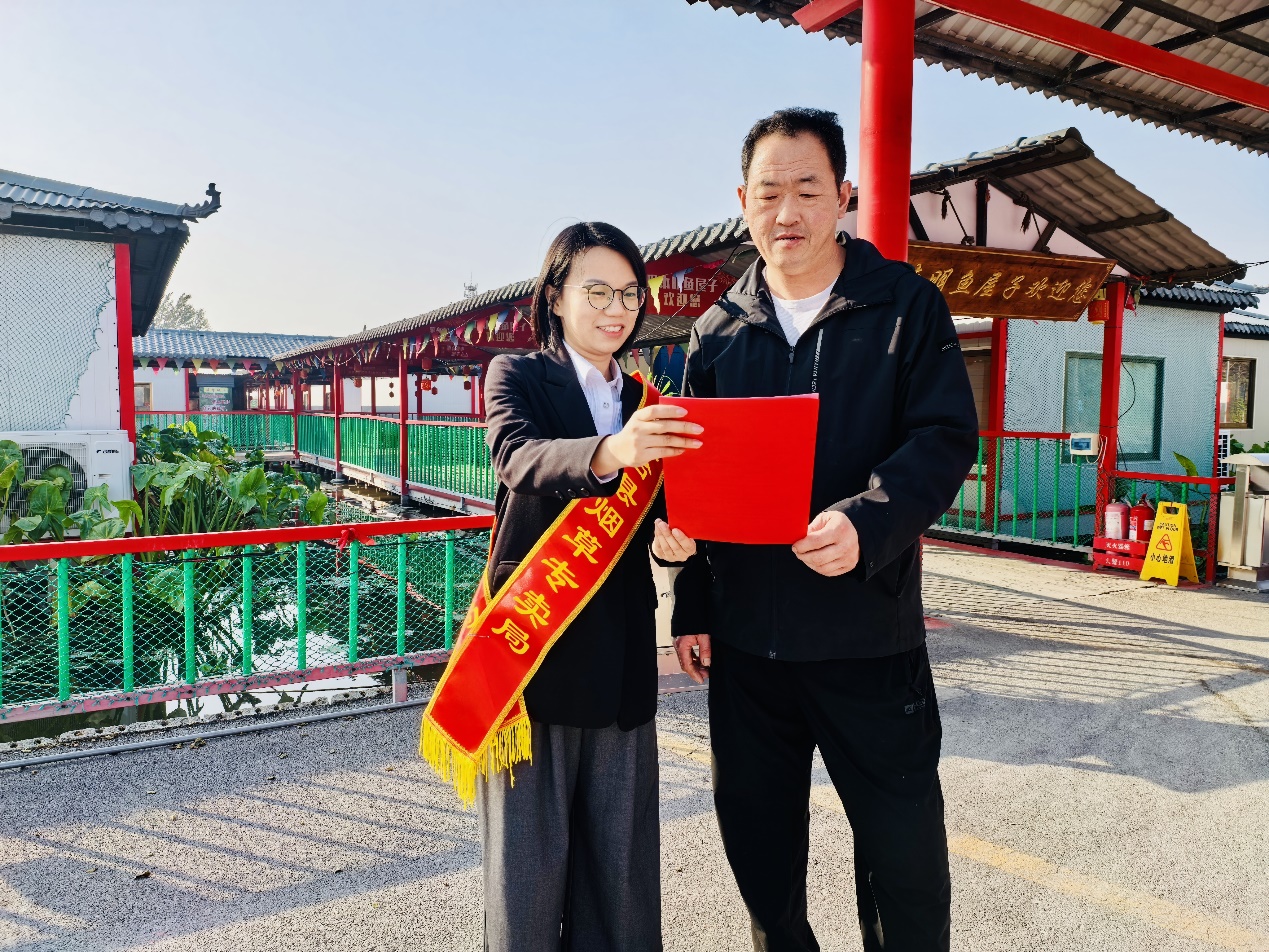 煙草專賣局工作人員開展普法宣傳