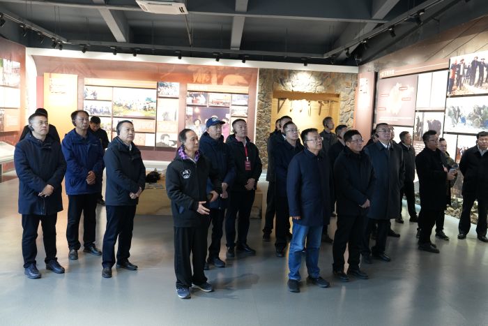 10與會人員參觀費縣西紅峪“戶戶通電紀念館”