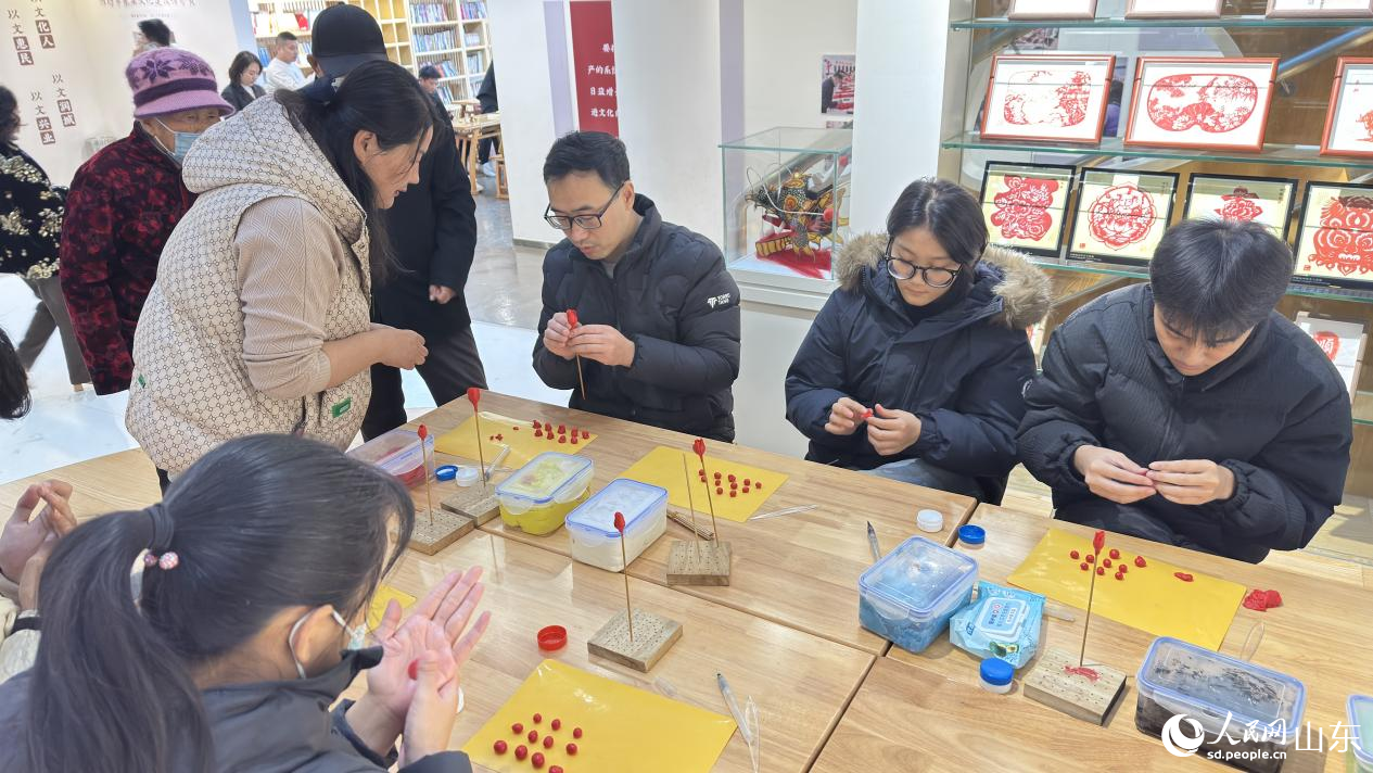 非遺空間內(nèi)，孟式面塑教學(xué)現(xiàn)場(chǎng)。人民網(wǎng) 莊潤(rùn)澤攝