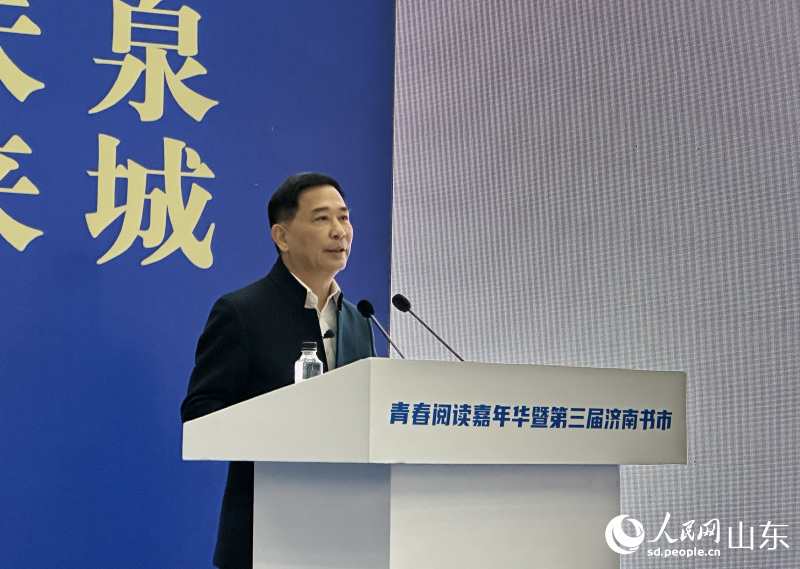 “濟(jì)南市全民閱讀推廣大使”徐錦庚先生現(xiàn)場分享閱讀心得。人民網(wǎng)記者 喬姝攝