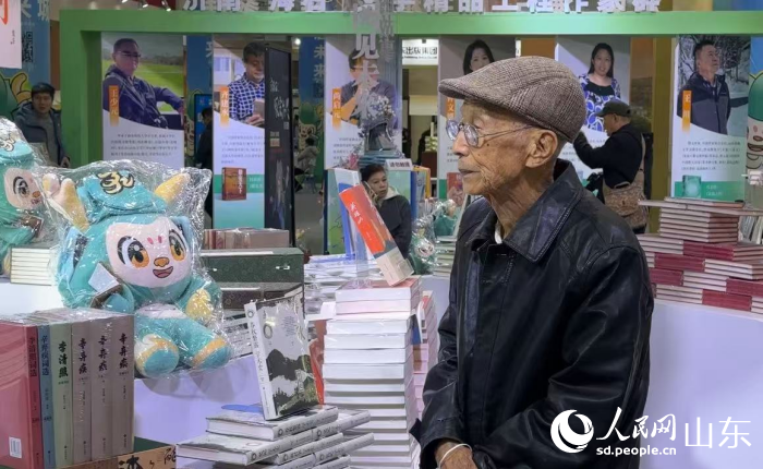 活動現(xiàn)場，讀者瀏覽展出書籍。人民網(wǎng)記者 喬姝攝