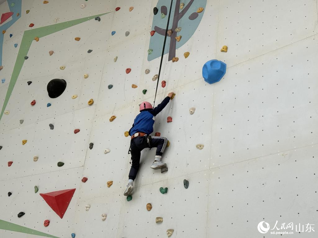 研學(xué)學(xué)生正在練習(xí)攀巖。 李子悅 攝