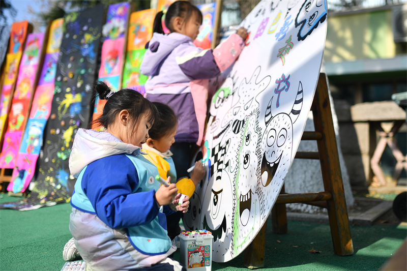 2025年11月25日，小朋友在山東省青島市市北區(qū)高安路幼兒園開展的“色彩日”主題活動上進(jìn)行彩繪。王海濱攝