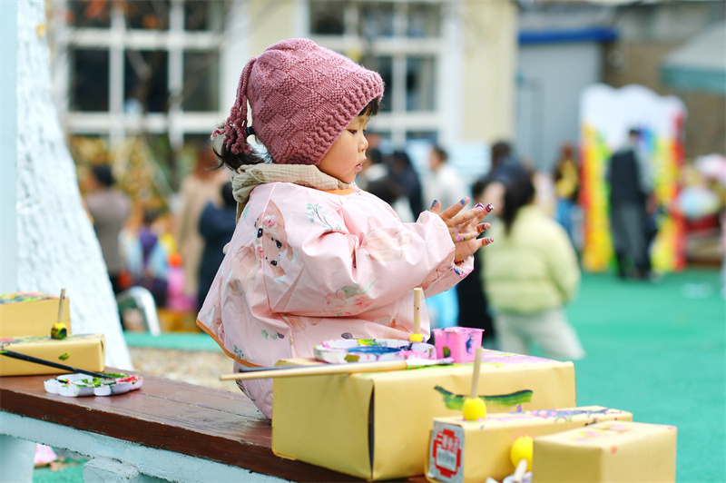 2025年11月25日，小朋友在山東省青島市市北區(qū)高安路幼兒園開展的“色彩日”主題活動上清理手上色彩。王海濱攝