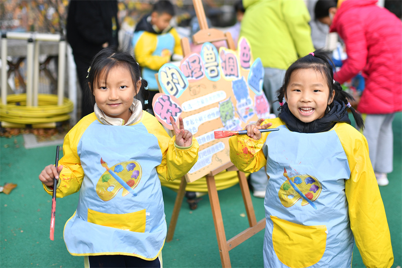 2025年11月25日，小朋友在山東省青島市市北區(qū)高安路幼兒園開展的“色彩日”主題活動上進(jìn)行我的怪獸調(diào)色。王海濱攝