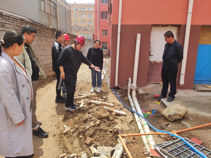 2025年4月17日，網(wǎng)格員在走訪中發(fā)現(xiàn)觀海苑小區(qū)路面因改造施工導(dǎo)致管道淤堵，通過平臺(tái)將信息上報(bào)至街道和區(qū)直有關(guān)部門后，第一時(shí)間得到處置