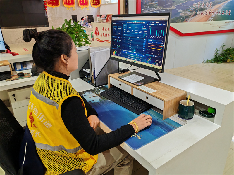 2025年10月21日，碧霞湖社區(qū)社區(qū)工作者利用智慧治理平臺(tái)發(fā)布社區(qū)志愿服務(wù)活動(dòng)任務(wù)