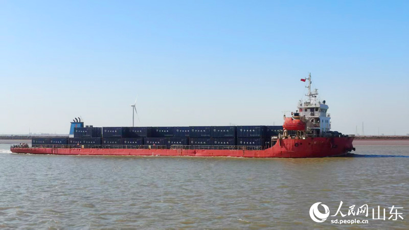 一艘滿載貨物的輪船駛進魏橋港。人民網(wǎng)記者 宋翠攝