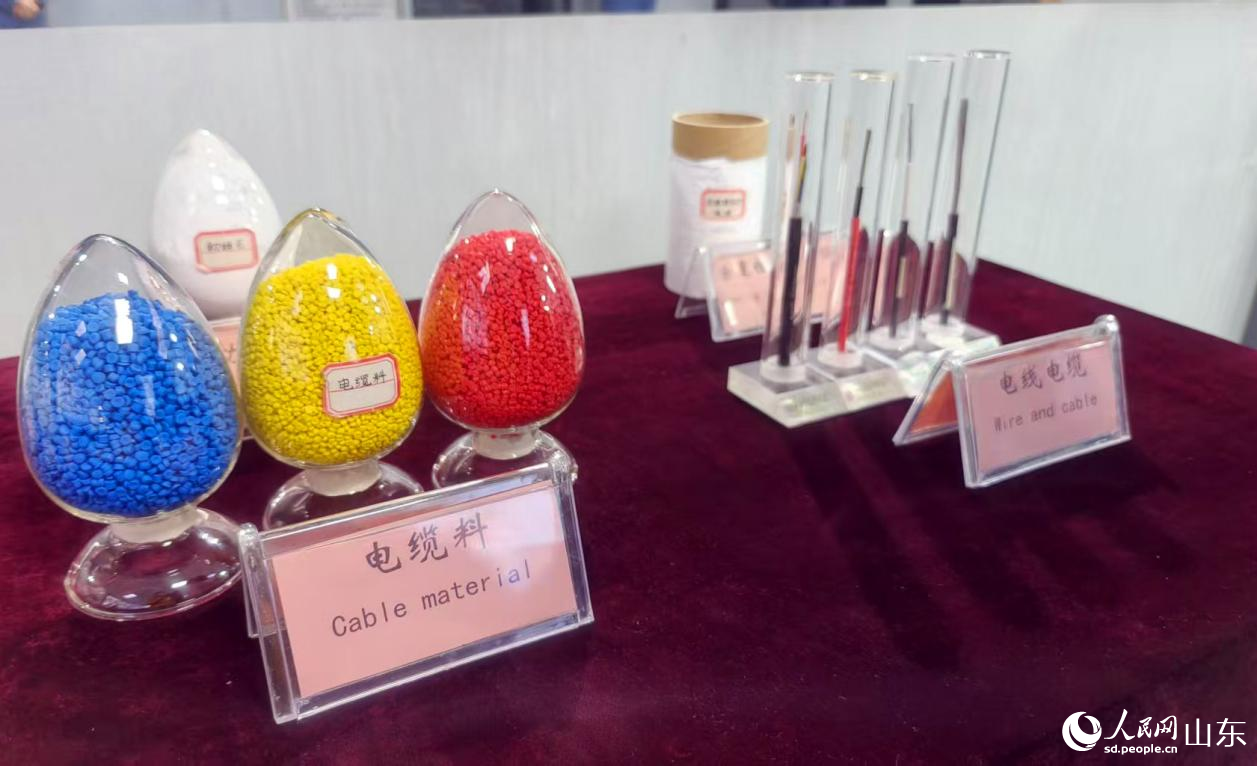 超細氫氧化鋁微粉是充電線、光伏電纜和鋰電池隔膜的關鍵材料。人民網(wǎng)記者 宋翠攝