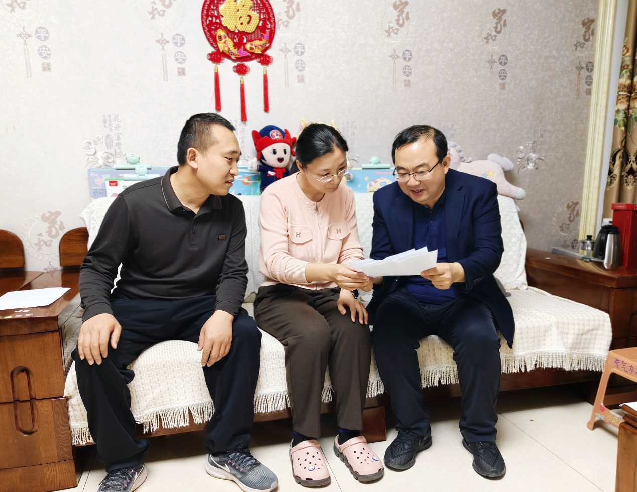 部門負(fù)責(zé)人崔軍走進(jìn)職工家庭開展“入戶訪廉護(hù)家安”活動