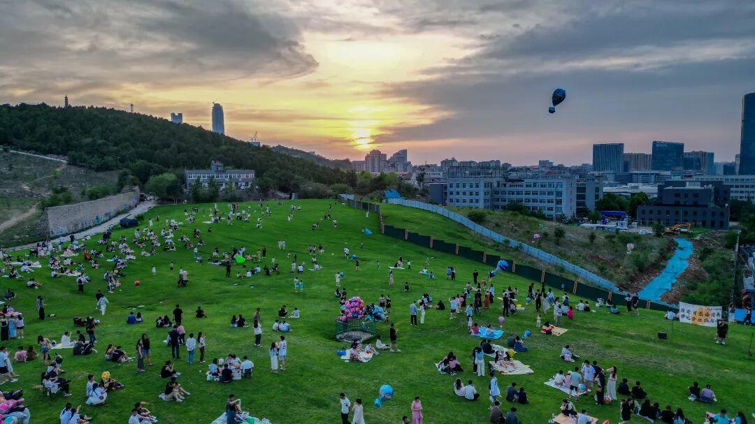 高新區(qū)科創(chuàng)金融公園閣老山大草坪