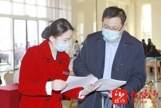 2月22日上午，參加市政協(xié)十六屆一次會議的委員陸續(xù)報到。 梅魯生攝