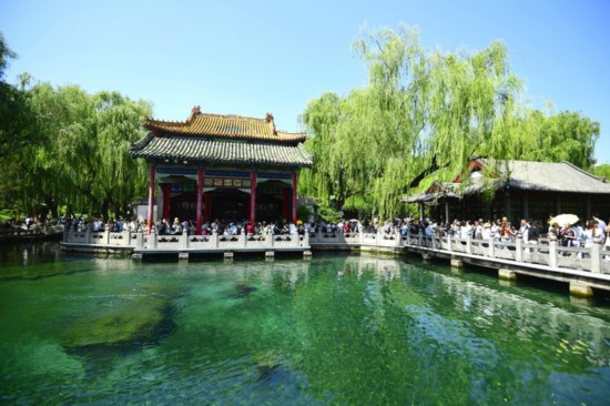 噴涌不竭景色美，游人如織顯活力