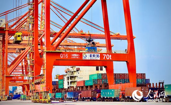 日照港全自動化集裝箱碼頭。人民網(wǎng)記者 王天樂攝