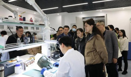 現(xiàn)場(chǎng)觀摩學(xué)習(xí)。