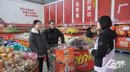 直播期間，人民網(wǎng)記者采訪消費者。