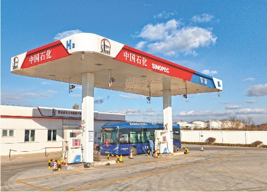 車輛在青島煉化公司海河路加氫站進(jìn)行氫氣充裝。