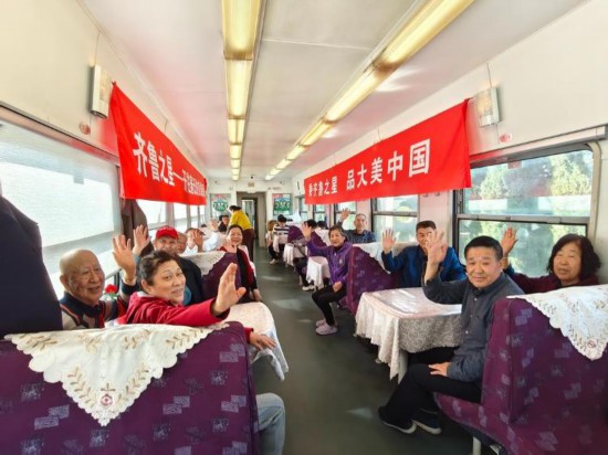 3月22日，首趟“齊魯之星”銀發(fā)旅游列車返程途中，旅客合影留念。