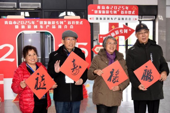 3月16日，“銀發(fā)旅游專列”部分旅客在出發(fā)前合影，開啟為期14天的云貴贛賞花踏青之旅。