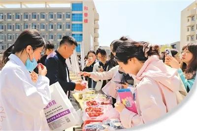 在考點(diǎn)現(xiàn)場(chǎng)，青島西海岸新區(qū)文旅內(nèi)容集中展示、特色農(nóng)產(chǎn)品免費(fèi)品鑒。受訪者供圖